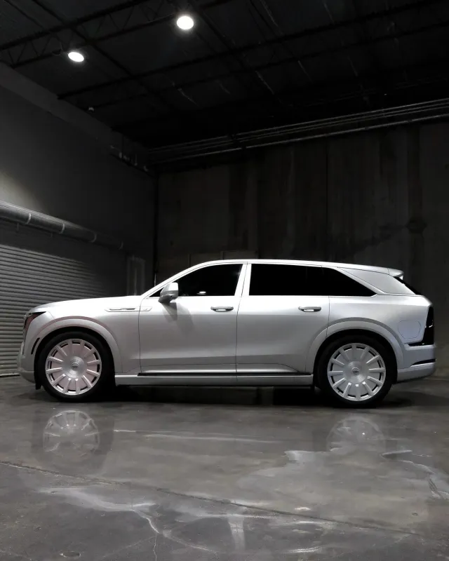 Необычный выбор цвета для роскошного SUV