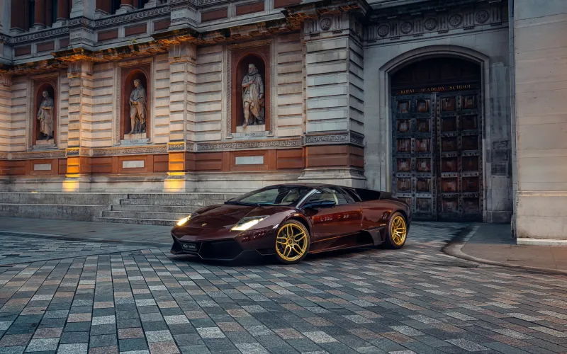 Вид сбоку на эксклюзивный суперкар Lamborghini Murcielago