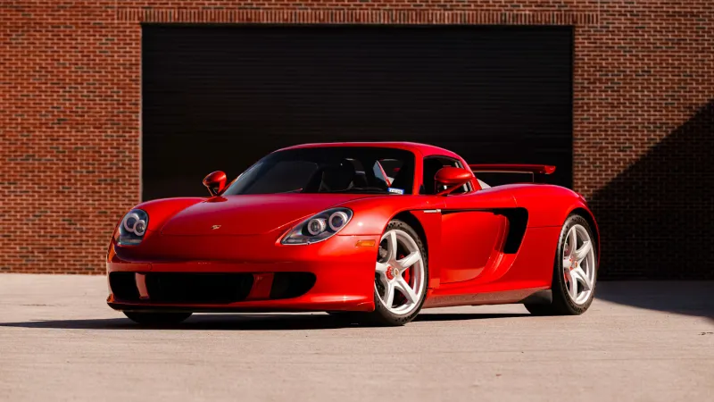 Детальный план экстерьера суперкара Porsche в цвете Rosso Fuoco