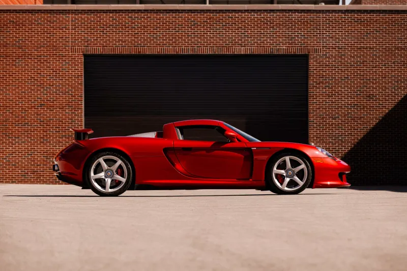 Редкий Porsche Carrera GT, выставленный на аукцион после покраски
