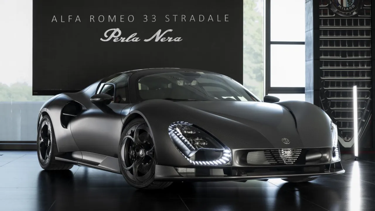 Вид спереди на уникальную версию Alfa Romeo 33 Stradale в исполнении Perla Nera