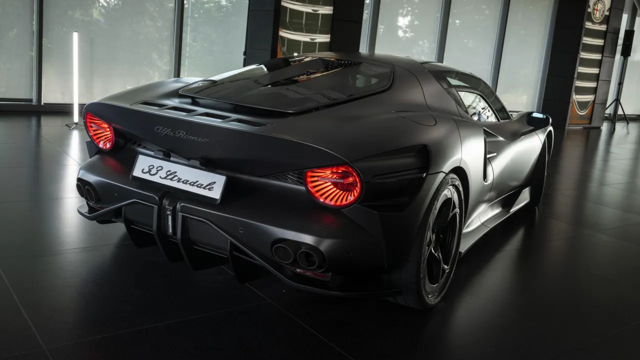 Карбоновые детали кузова коллекционного автомобиля Alfa Romeo 33 Stradale
