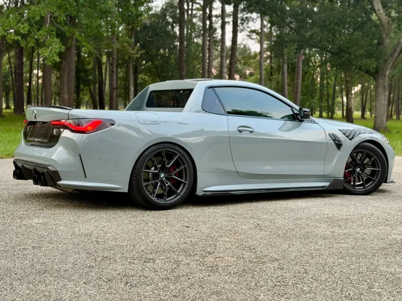Передняя часть тюнингованного BMW M4 с карбоновым обвесом