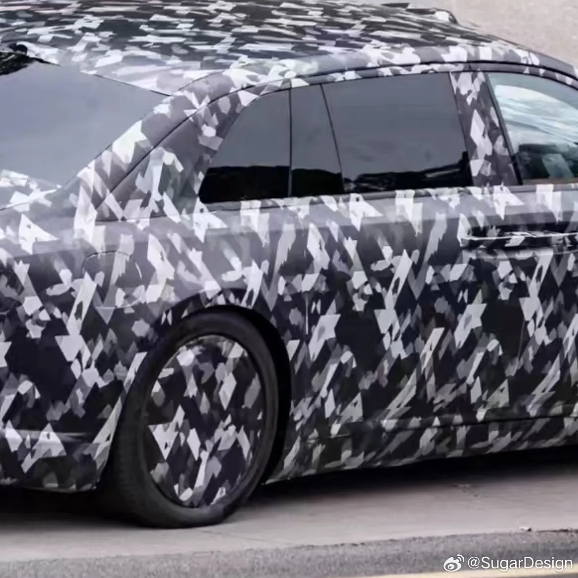 Новый представительский седан BYD YangWang на полигоне