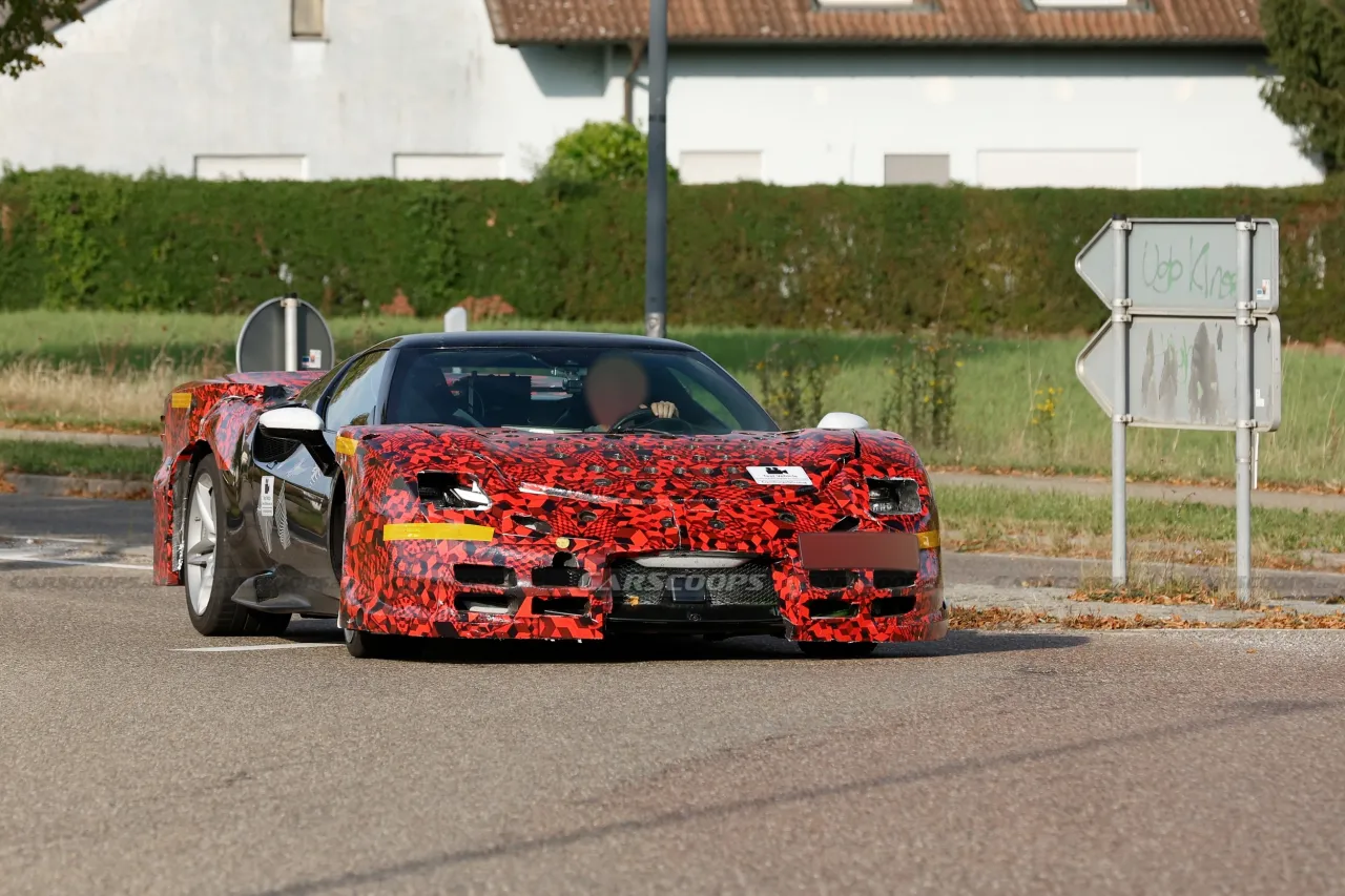 Спортивный автомобиль Ferrari 296 с агрессивными элементами аэродинамики