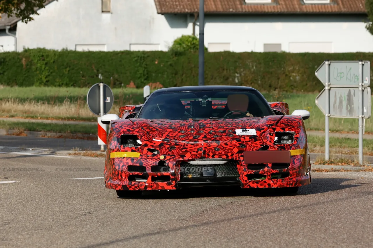 Тестовый мул спорткара Ferrari на европейской дороге