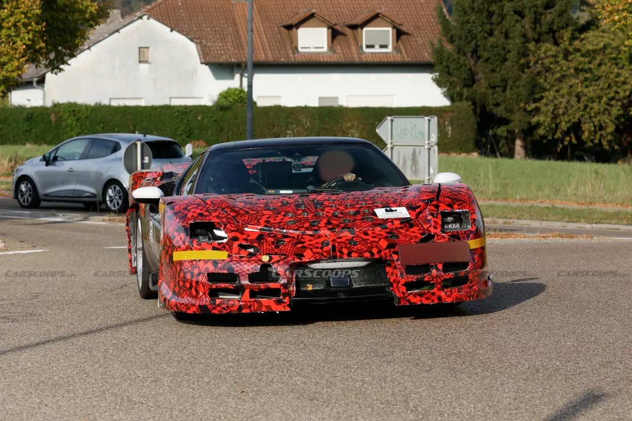 Задняя часть кузова закамуфлированного купе Ferrari 296