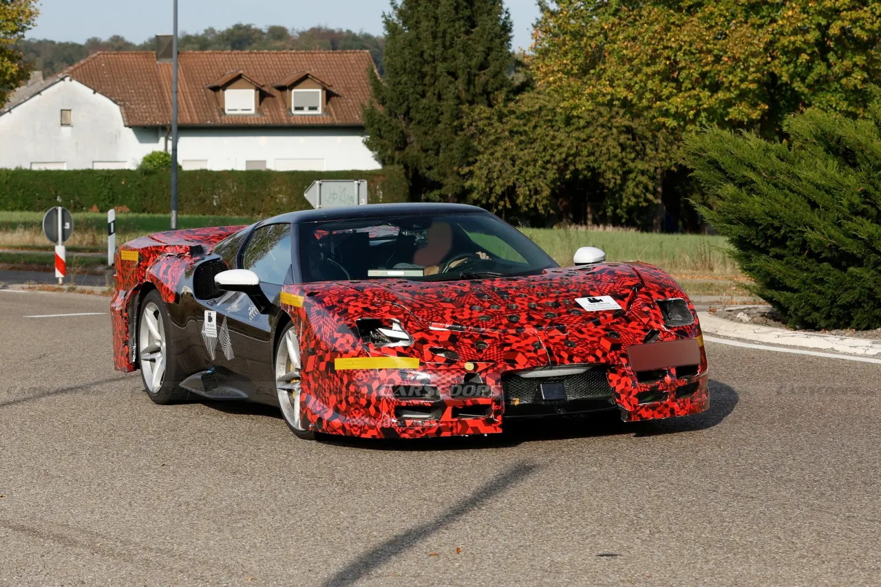 Интерьер и детали экстерьера нового трекового суперкара Ferrari