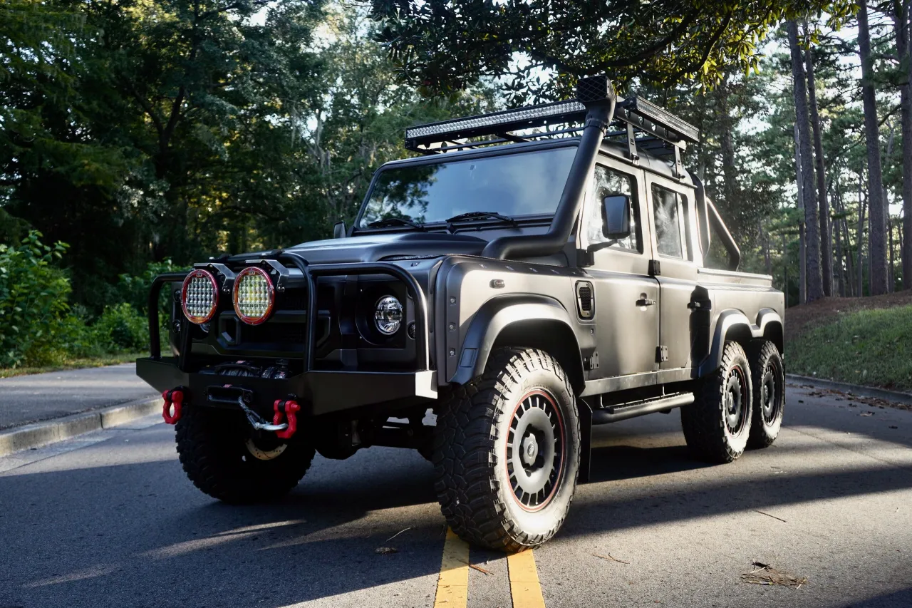 Тюнингованный Land Rover Defender с шестью колесами крупным планом