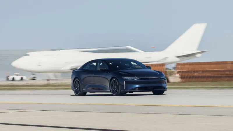 Спортивный автомобиль во время скоростных испытаний