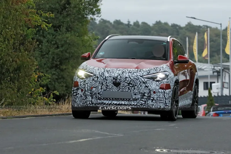 Вид спереди на закамуфлированный Mercedes-AMG GLA