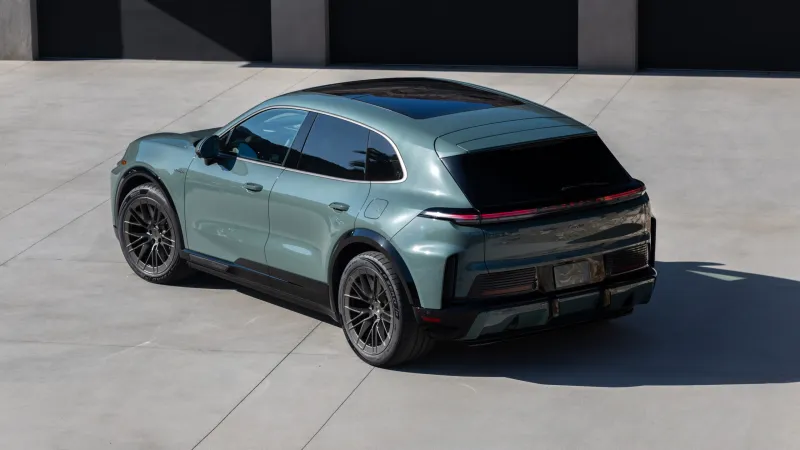 Вид спереди на высокопроизводительный Porsche Cayenne Turbo EV