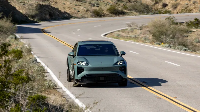Динамичный разгон электрического внедорожника Porsche