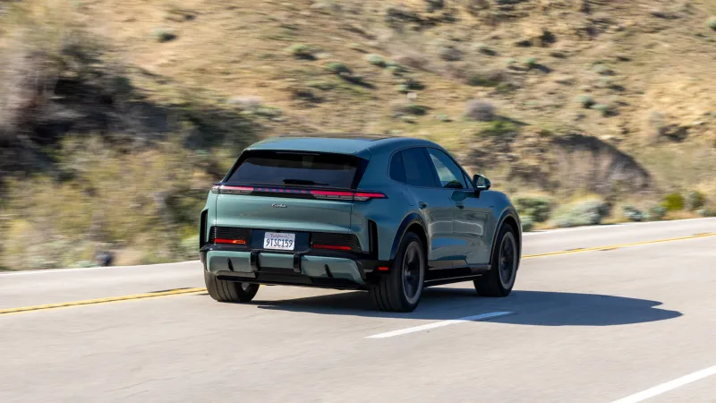 Спортивный Porsche Cayenne на гоночной трассе