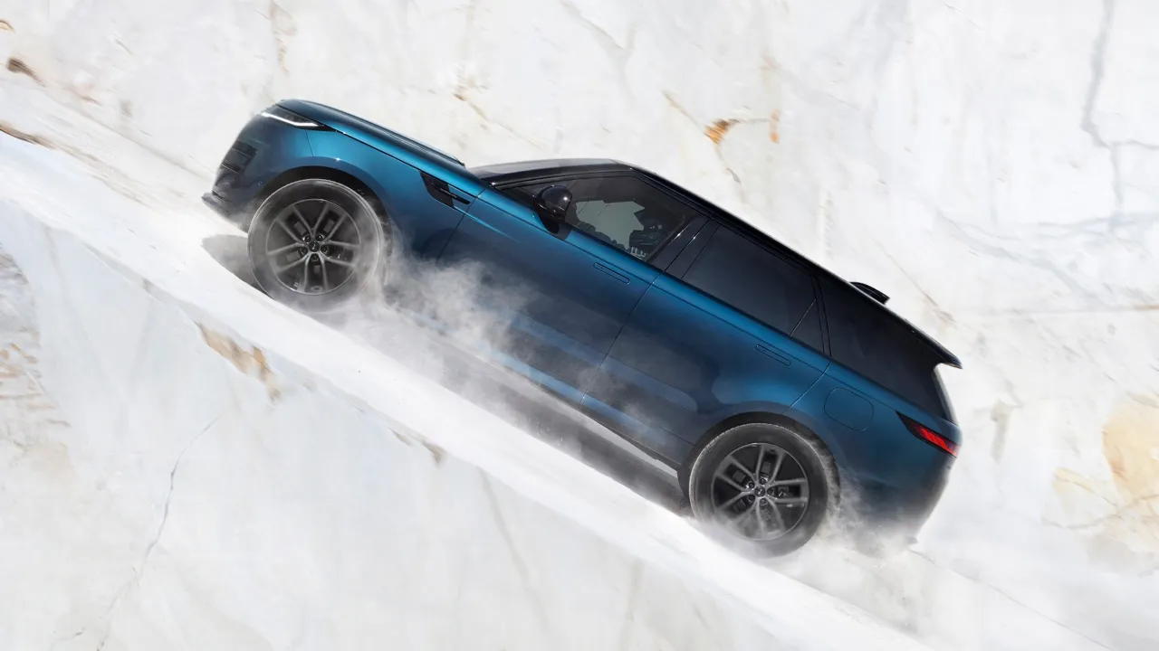Динамичный профиль электрического Range Rover Sport