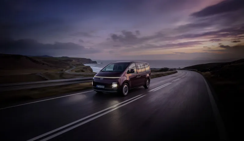 Вид спереди на новый минивэн Hyundai Staria Electric