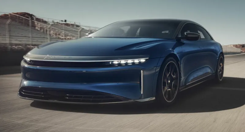 Заезд на ускорение и торможение с участием быстрых автомобилей